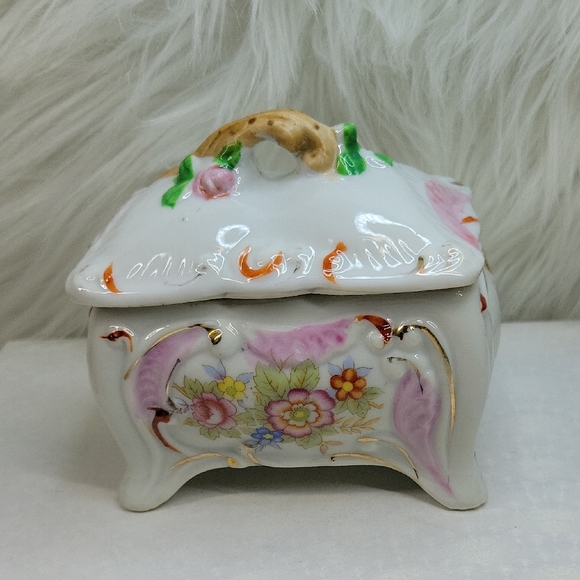 Jewelry - 💕Vintage Japan Floral Trinket Box Filled With Earrings